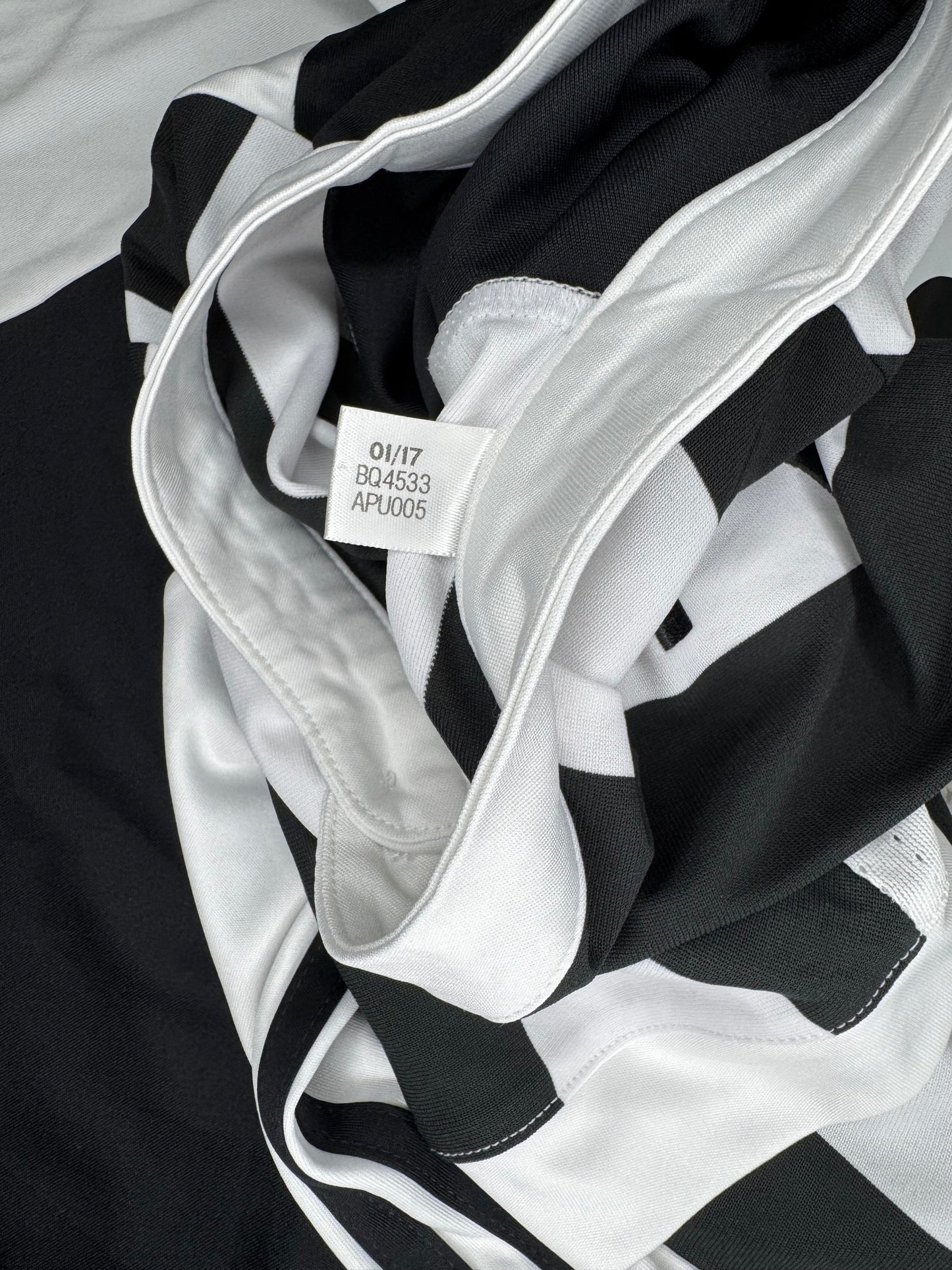 Juventus 2017/18 Home Shirt (S)